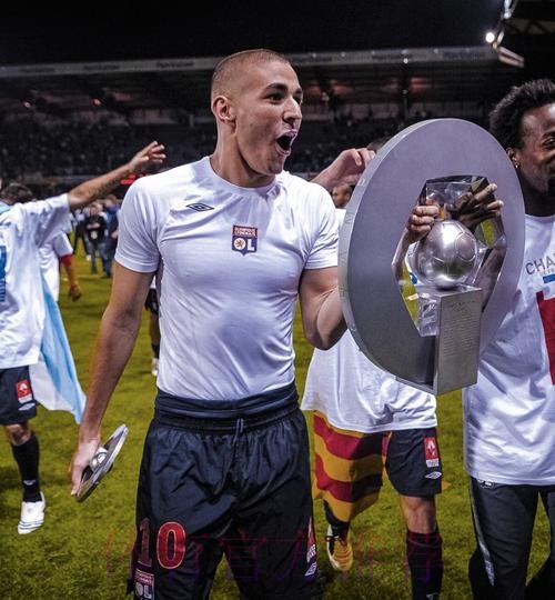 本泽马时隔122场比赛再次染黄 上次还是2年半前 本泽马时隔122场比赛再次染黄 上次还是2年半前